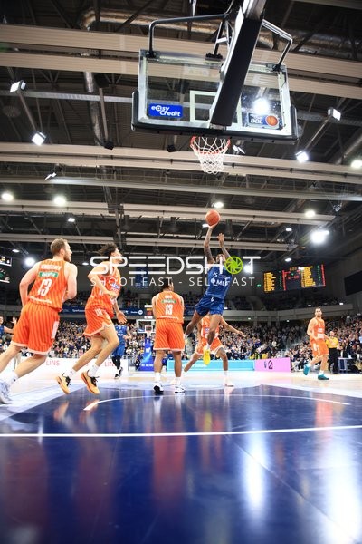 Spielaktion mit Mark Smith (13; Ratiopharm Ulm) am Korb