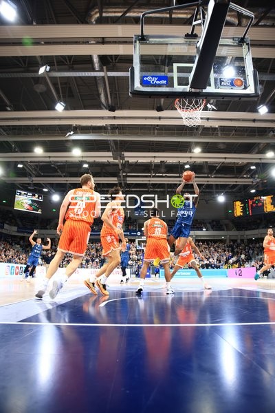 Spielaktion mit 18; Ratiopharm Ulm beim Wurf