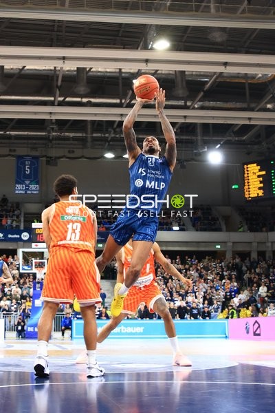 Osun Osunniyi (12; MLP Academics Heidelberg) mit Wurf gegen Mark Smith (13; Ratiopharm Ulm)