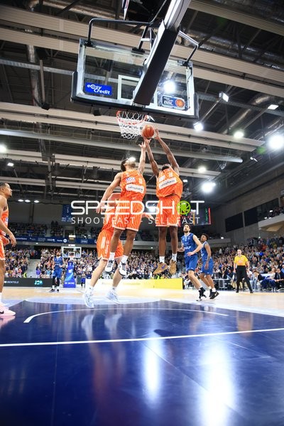 Spielaktion mit Meissa Faye (11; Ratiopharm Ulm) und Malik Osborne (10; Ratiopharm Ulm)