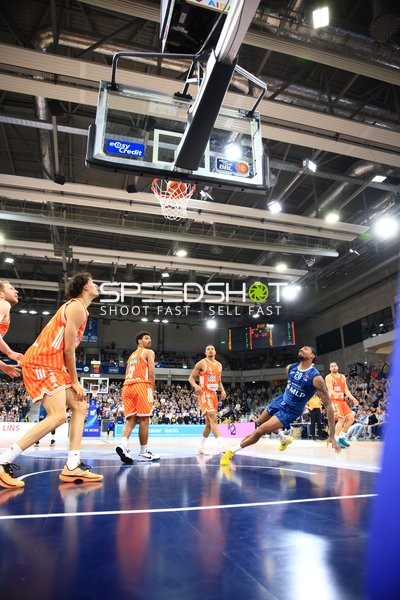 Spielaktion mit Michael Weathers (20; MLP Academics Heidelberg) beim Dunk