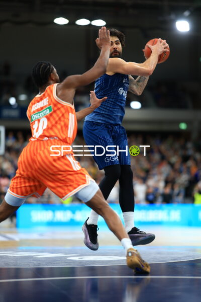 Spielaktion mit Michael Weathers (20; MLP Academics Heidelberg) und Malik Osborne (10; Ratiopharm Ulm)