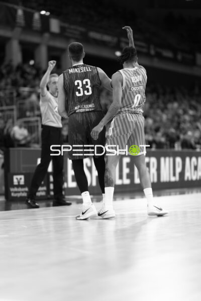 Spielaktion mit Ryan Mikesell (33; MLP Academics Heidelberg) und Namori Omog (0; Ratiopharm Ulm)