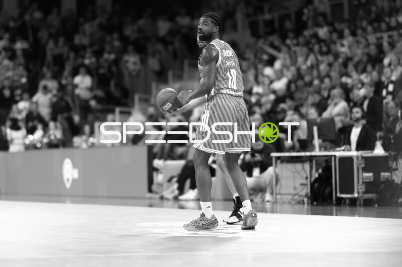 Malik Osborne (10; Ratiopharm Ulm) mit Ball in Aktion