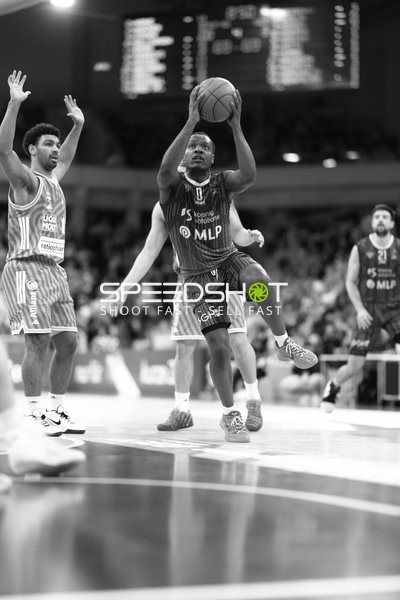 Spielaktion mit Mark Smith (13; Ratiopharm Ulm)