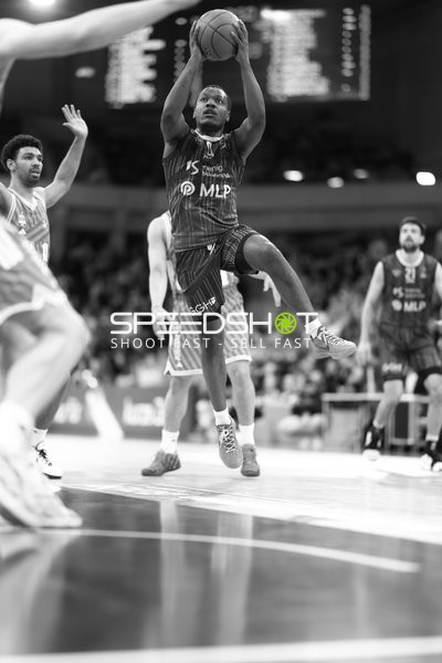 Samuell Williamson (10; MLP Academics Heidelberg) mit Ball in Aktion