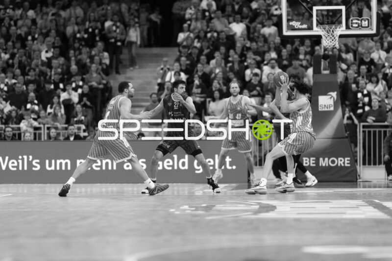 Spielaktion mit Christopher Ledlum (4; Ratiopharm Ulm) und Christian Sengfelder (43; Ratiopharm Ulm)