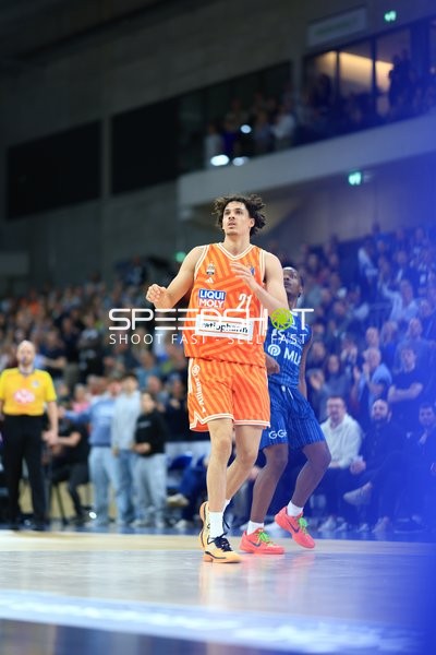 Mateo Seric (21; MLP Academics Heidelberg) und Namori Omog (0; Ratiopharm Ulm) in Aktion