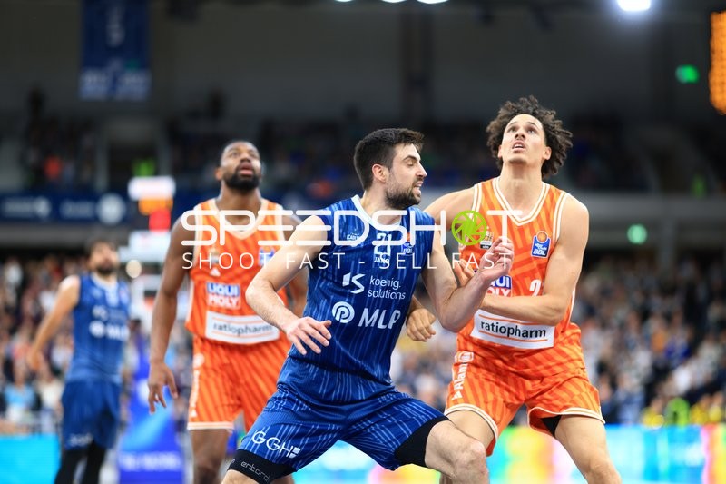 Spielaktion mit Alec Anigbata (7; Ratiopharm Ulm) und Mateo Seric (21; MLP Academics Heidelberg)