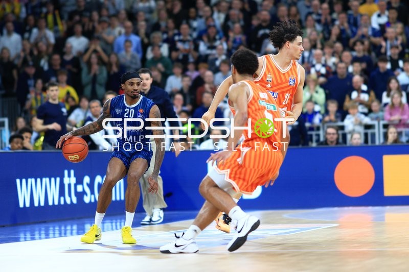 Spielaktion mit Alec Anigbata (7; Ratiopharm Ulm) und Michael Weathers (20; MLP Academics Heidelberg)