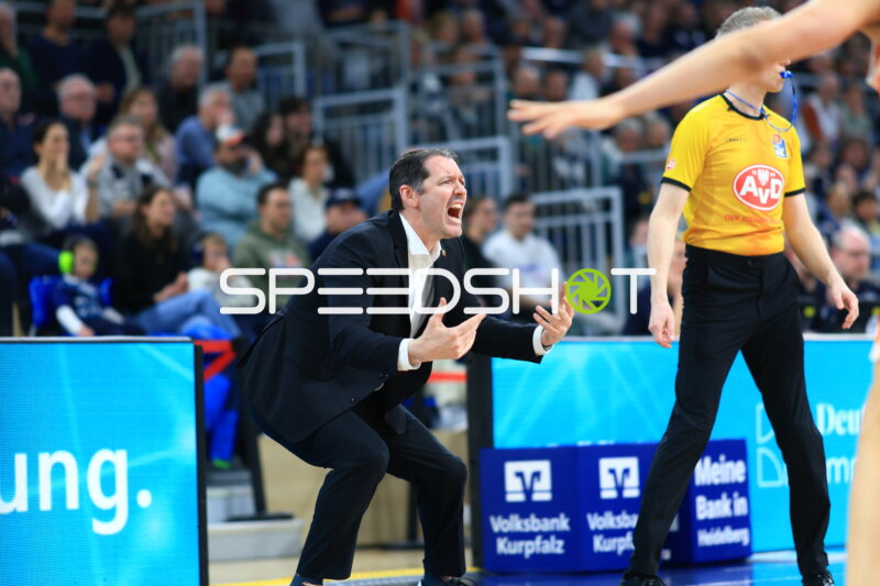 Ty Harrelson (999; Ratiopharm Ulm) am Spielfeldrand