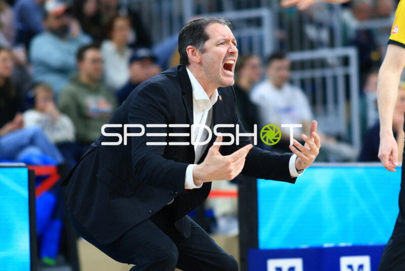 Coach Ty Harrelson (999; Ratiopharm Ulm) in Aktion