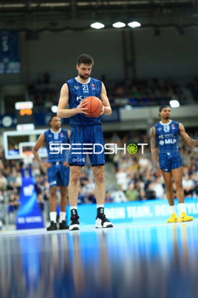 Spielaktion mit Mateo Seric (21; MLP Academics Heidelberg)