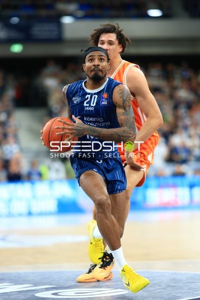 Michael Weathers (20; MLP Academics Heidelberg) mit Ball in Aktion