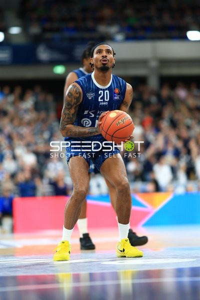 Michael Weathers (20; MLP Academics Heidelberg) mit Ball in Aktion