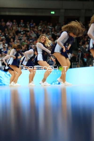 Basketball-Szene mit Cheerleadern