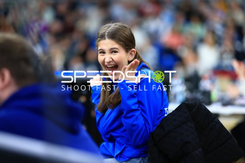 Basketball-Szene mit jubelnder Person