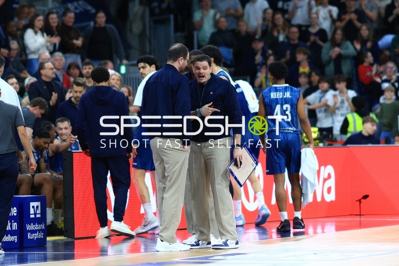 Szene mit Carlo Finetti (999; MLP Academics Heidelberg) und Teammitgliedern