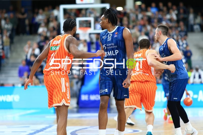 Spielaktion mit Osun Osunniyi (12; MLP Academics Heidelberg)