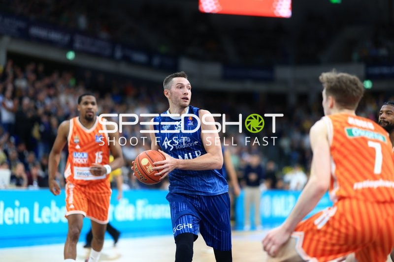 Spielaktion mit Ryan Mikesell (33; MLP Academics Heidelberg) und Malik Osborne (10; Ratiopharm Ulm)