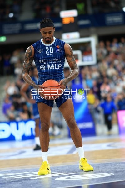 Michael Weathers (20; MLP Academics Heidelberg) mit Ball in Aktion