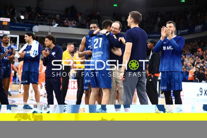 Szene mit Paul Zipser (9; MLP Academics Heidelberg) und Teamkollegen