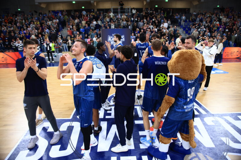 Szene mit Paul Zipser (9; MLP Academics Heidelberg) und Teamkollegen