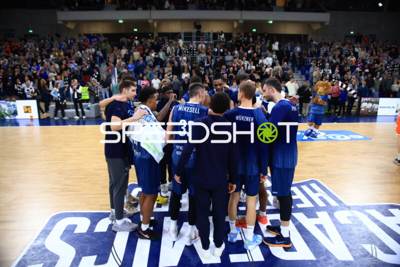 Teamgespräch mit Osun Osunniyi (12; MLP Academics Heidelberg), Paul Zipser (9; MLP Academics Heidelberg) und Dusan Neskovic (7; MLP Academics Heidelberg)