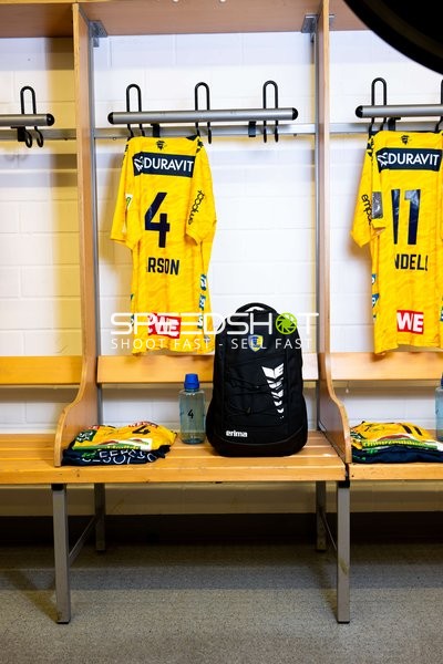 Trikots von Mathias Larson (4; Rhein Neckar Löwen) und Lukas Sandell (11; Rhein Neckar Löwen) in der Umkleide