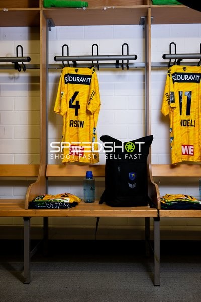 Trikots von Mathias Larson (4; Rhein Neckar Löwen) und Lukas Sandell (11; Rhein Neckar Löwen) in Umkleide