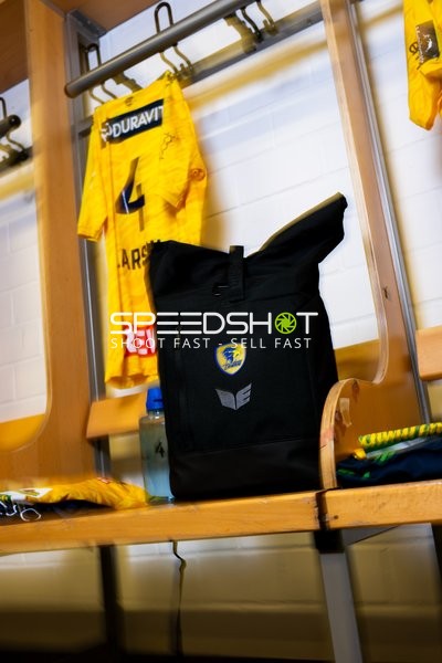 Umkleide mit Trikot und Tasche