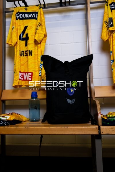 Trikot von Mathias Larson (4; Rhein Neckar Löwen) in Umkleide