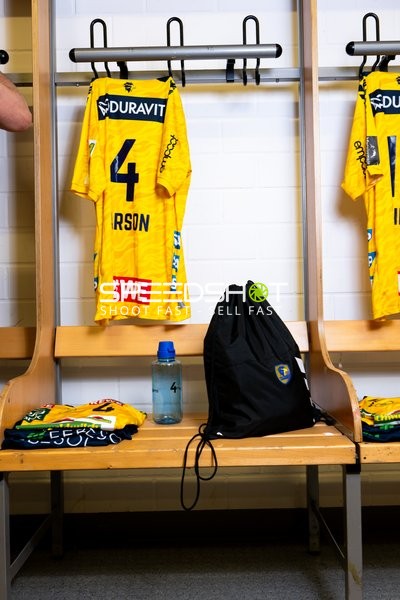 Umkleideraum mit Team 45 Trikots