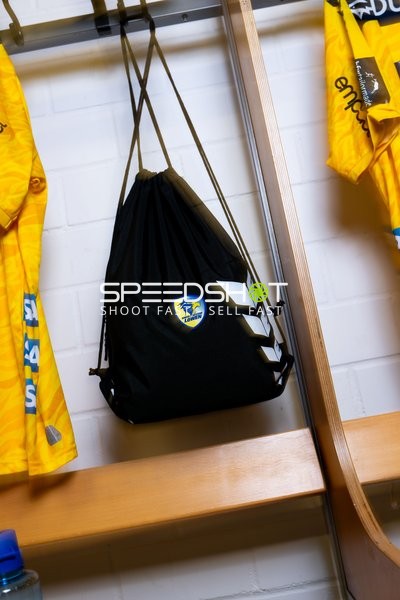 Umkleide mit Team 45 Ausrüstung