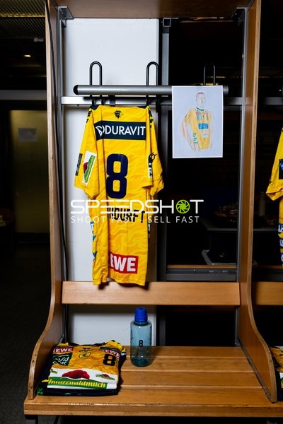 Trikot #8 im Umkleidebereich