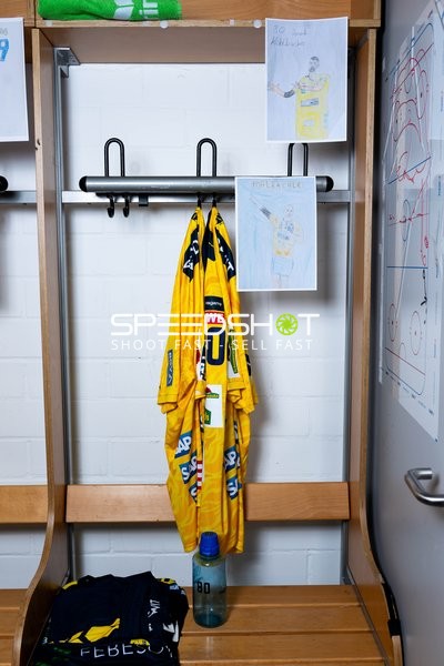 Trikot und Zeichnungen von Jannik Kohlbacher (80; Rhein Neckar Löwen)