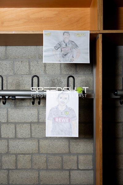 Handball-Szene mit Spielerzeichnungen