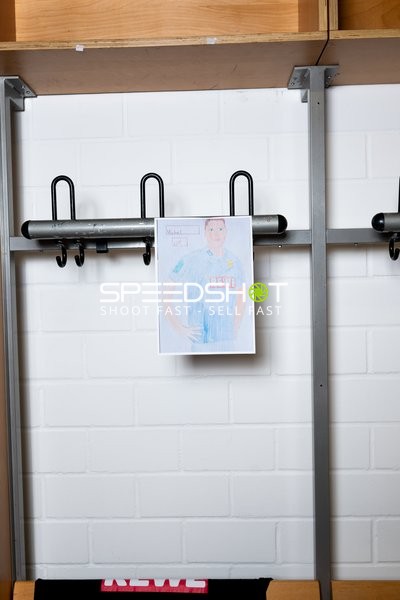 Spielerzeichnung an Garderobe