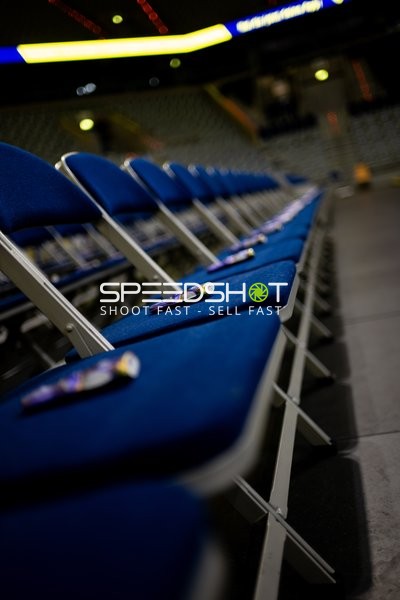 Leere Stuhlreihen in Halle