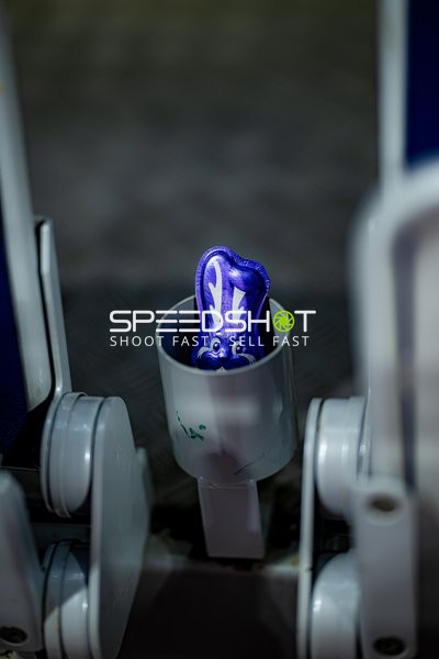 Blauer Hase in Halterung