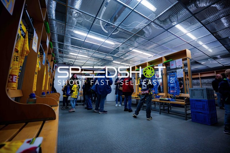 Handball-Kabine mit Team Rhein Neckar Löwen Trikots