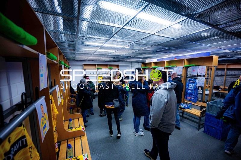 Umkleidekabine mit Personen