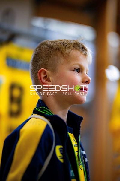 Kind in Löwen-Trikot