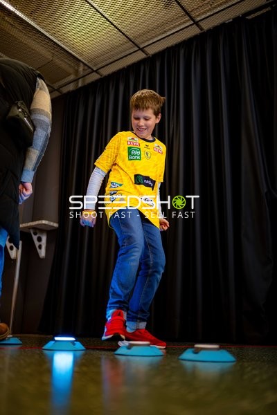 Kind mit gelbem Trikot