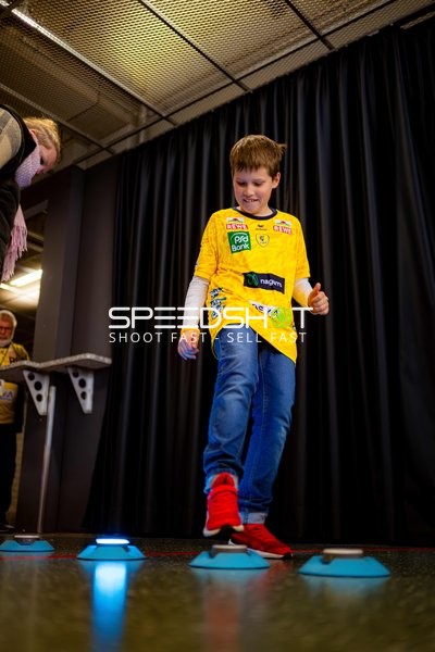 Kind spielt mit Bodenlichtern