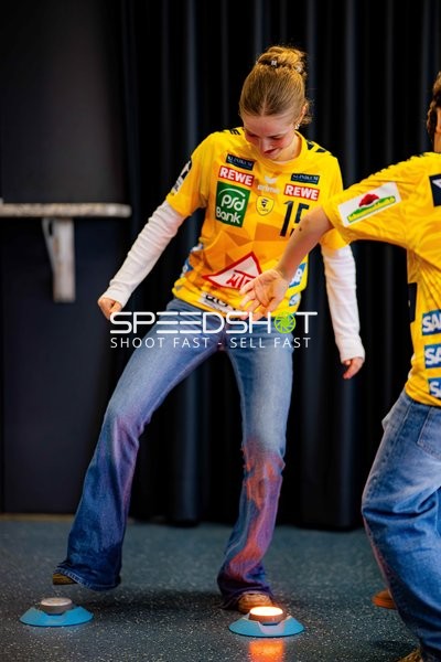 David More (15; Rhein Neckar Löwen) und Teamkollegen mit Leuchtmarkern