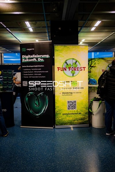 Infostand mit Besuchern