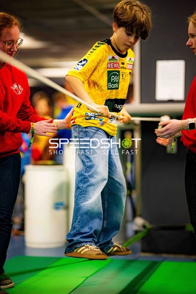 Kind balanciert auf Slackline