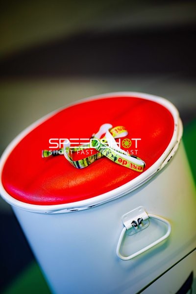 Roter Sitz auf Behälter