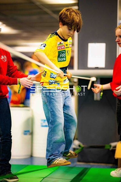 Kind auf Slackline mit Hilfe